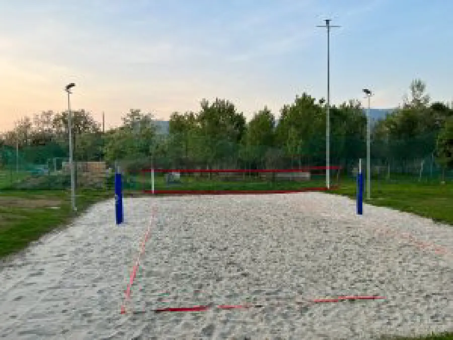 Campo di beach volley in sabbia illuminato
