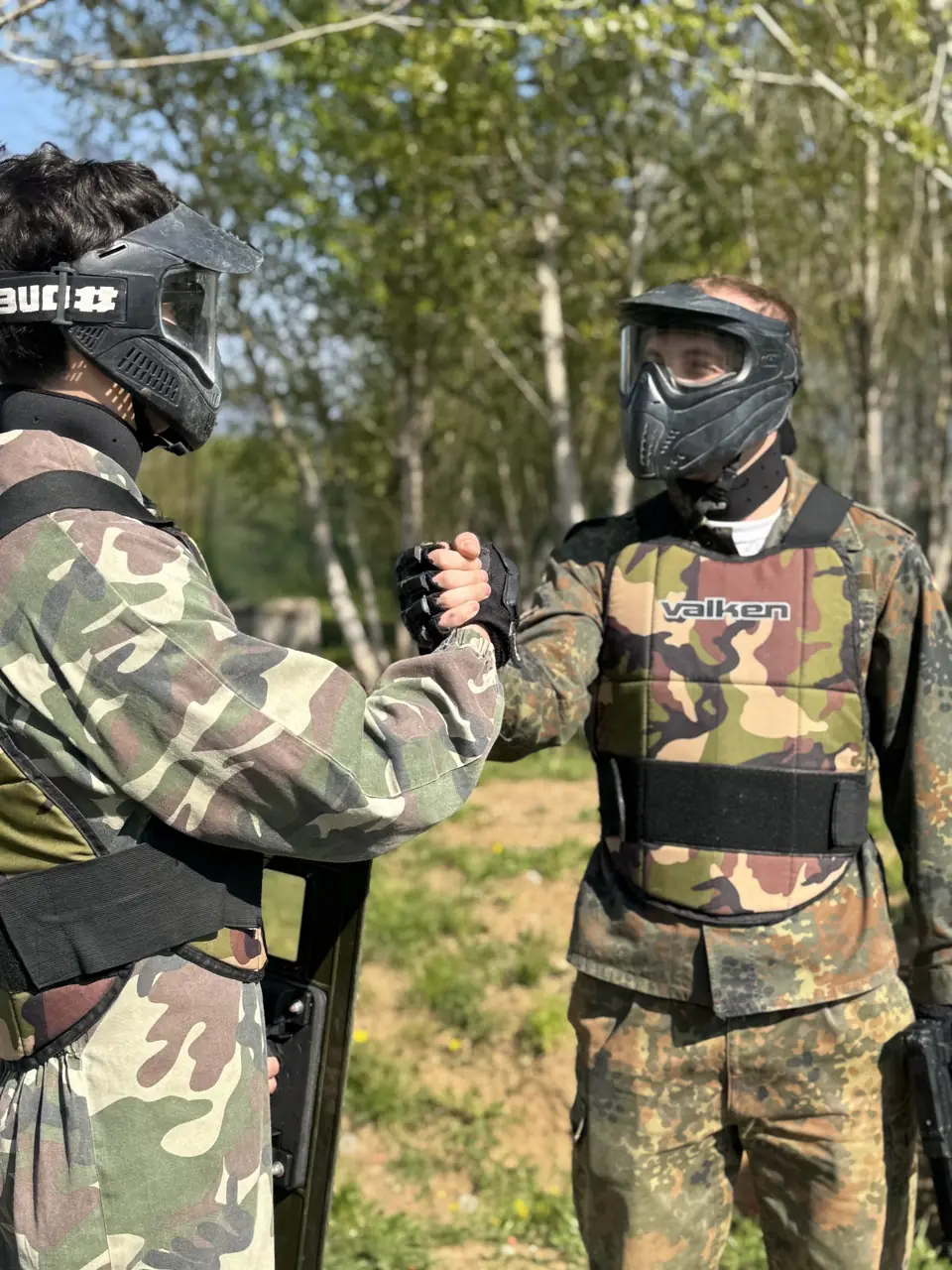 Due giocatori si stringono la mano a fine partita