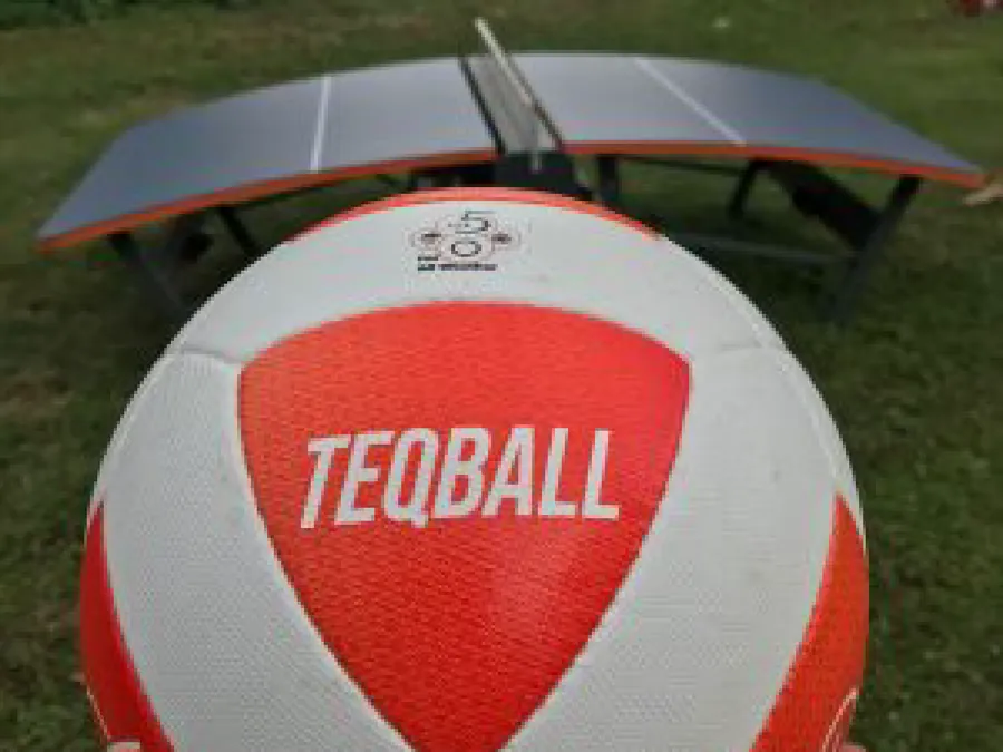 Tavolo da teqball con pallone ufficiale